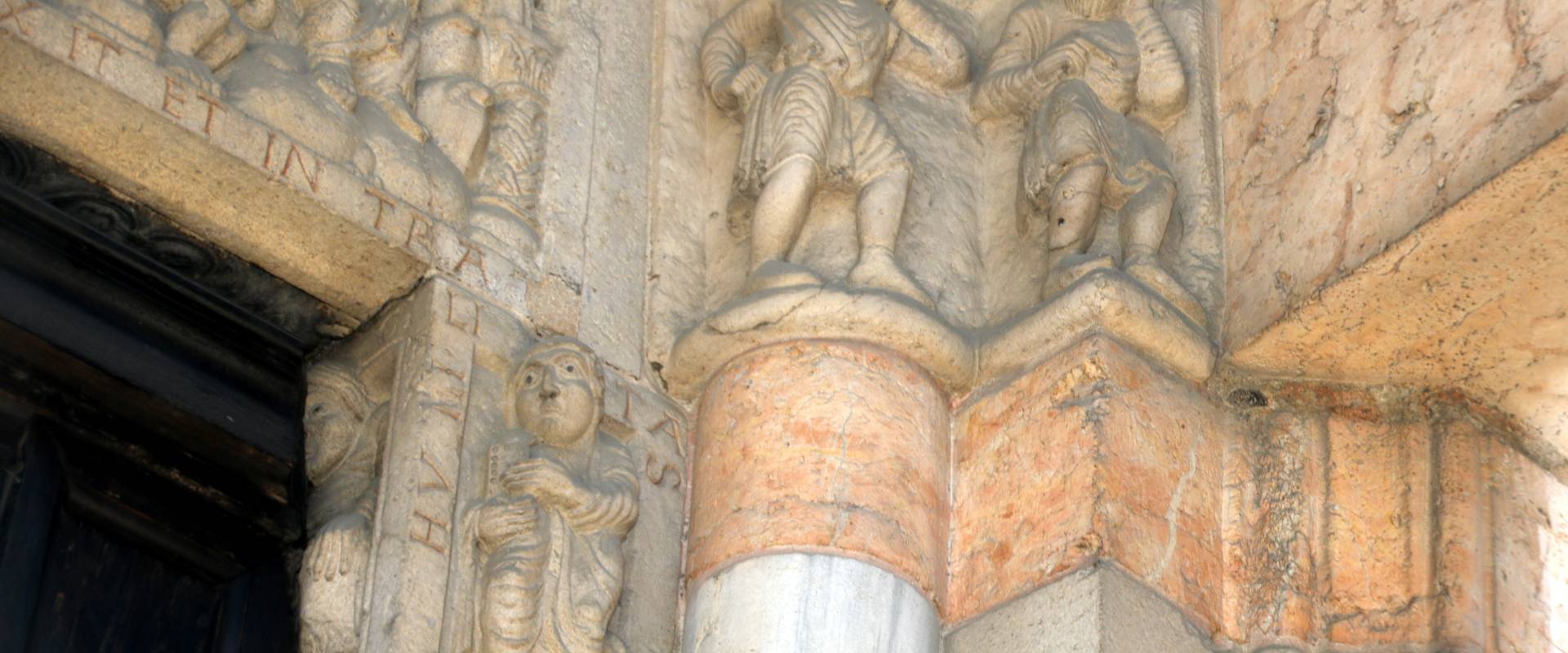 Duomo (Piacenza), portale destro, due personaggi vestiti si allontanano con espressioni colpevoli (Adamo ed Eva?) 03 foto di Mongolo1984